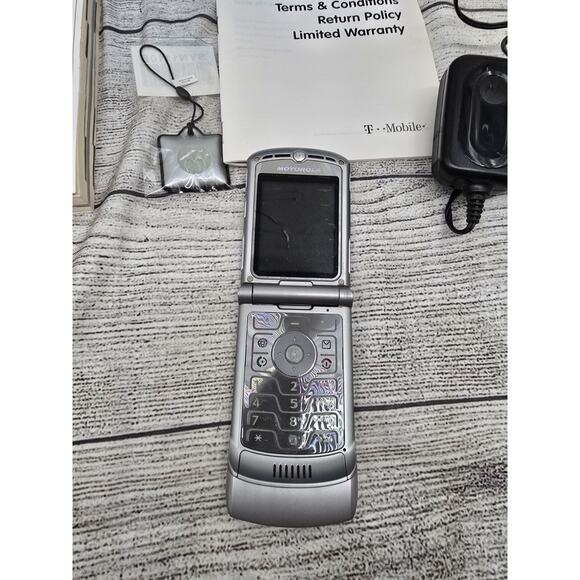 Cingular Motorola Flip Phone Model V3 Razr Silver. Does Not Work - Picture 4 of 5